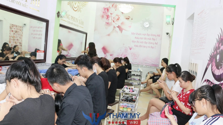 Tiệm nối mi Dũng ở Hà Nội