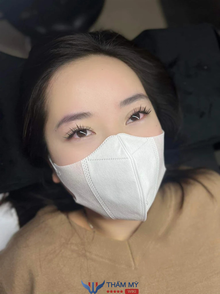 Hà Ý Nhi Beauty uốn mi ở Hà Nội