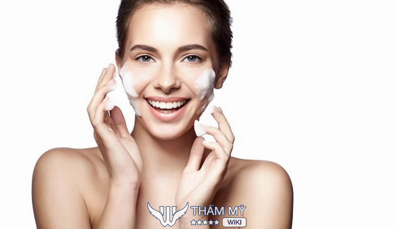 Dùng sữa rửa mặt giúp làm sạch bụi bẩn, bã nhờn trên da