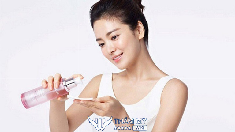 Dùng toner là bước chăm sóc da ban đêm quan trọng