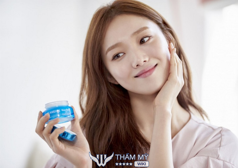 Nên dùng kem dưỡng ẩm khi chăm sóc da ban đêm