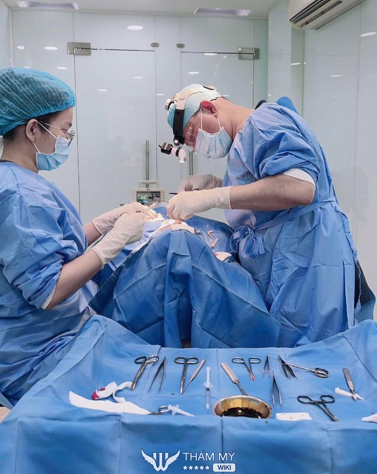 bác sĩ thẩm mỹ Phan Thành Tự