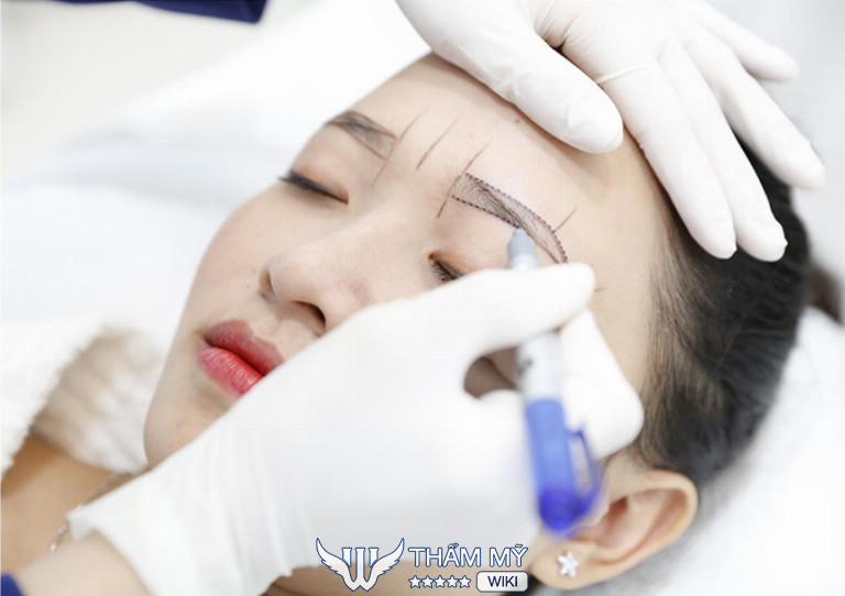 Khách hàng thực hiện phẩy sợi lông mày 8D tại TMV Ngọc Dung