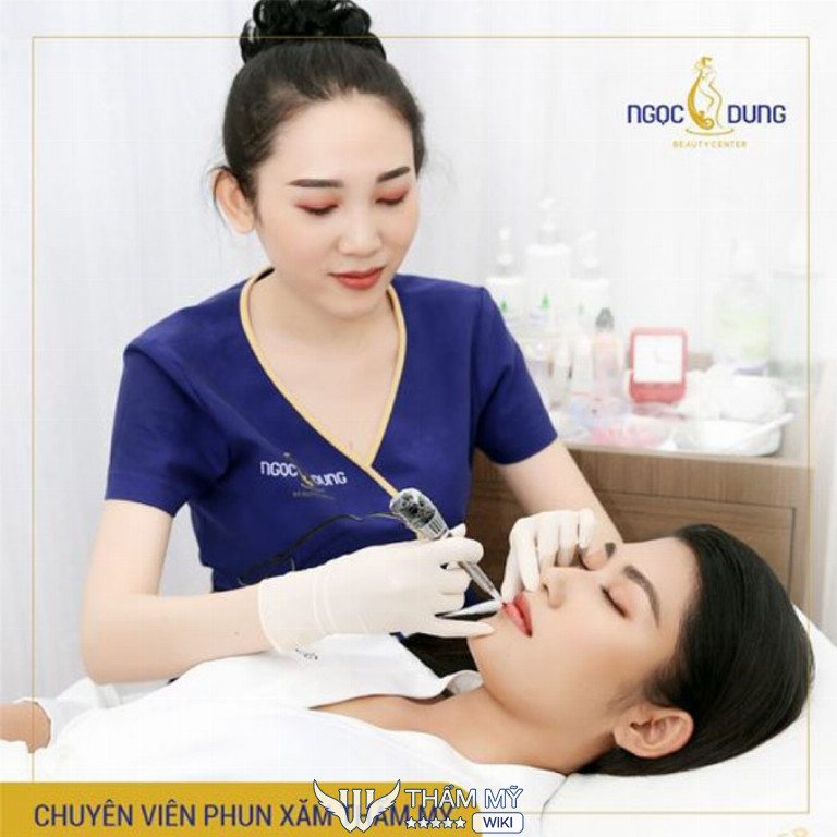 Chuyên viên thẩm mỹ viện Ngọc Dung thực hiện quá trình phun môi cho khách hàng